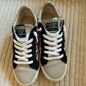 Vici Sneakers